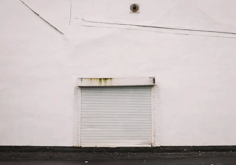 Local commercial vacant au rideau métallique baissé à surveiller à Argenteuil